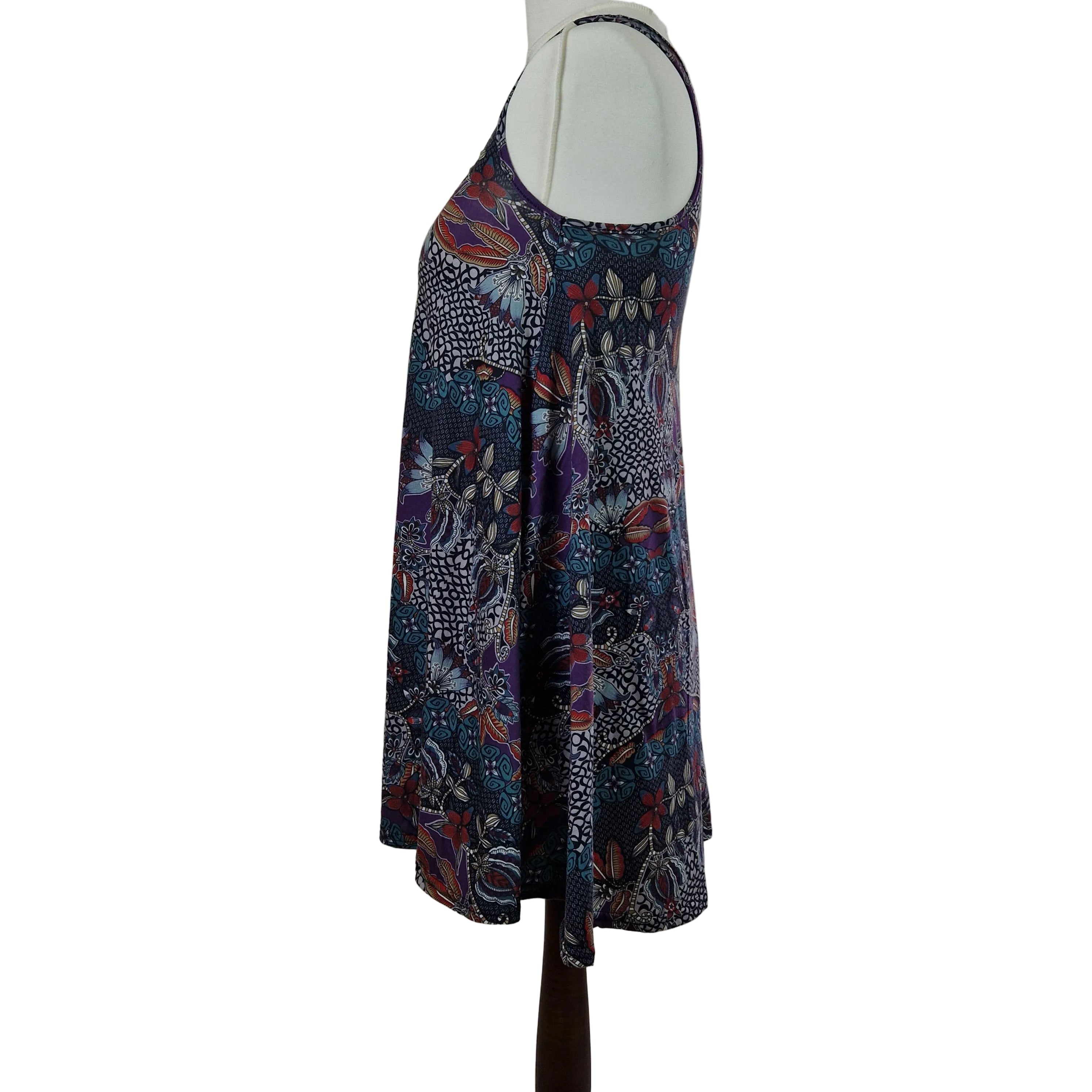 A sleeveless Boohoo beach top in a multicoloured patterned polyester blend.