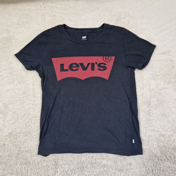 Black t-shirt with red Levi's logo on a beige carpet