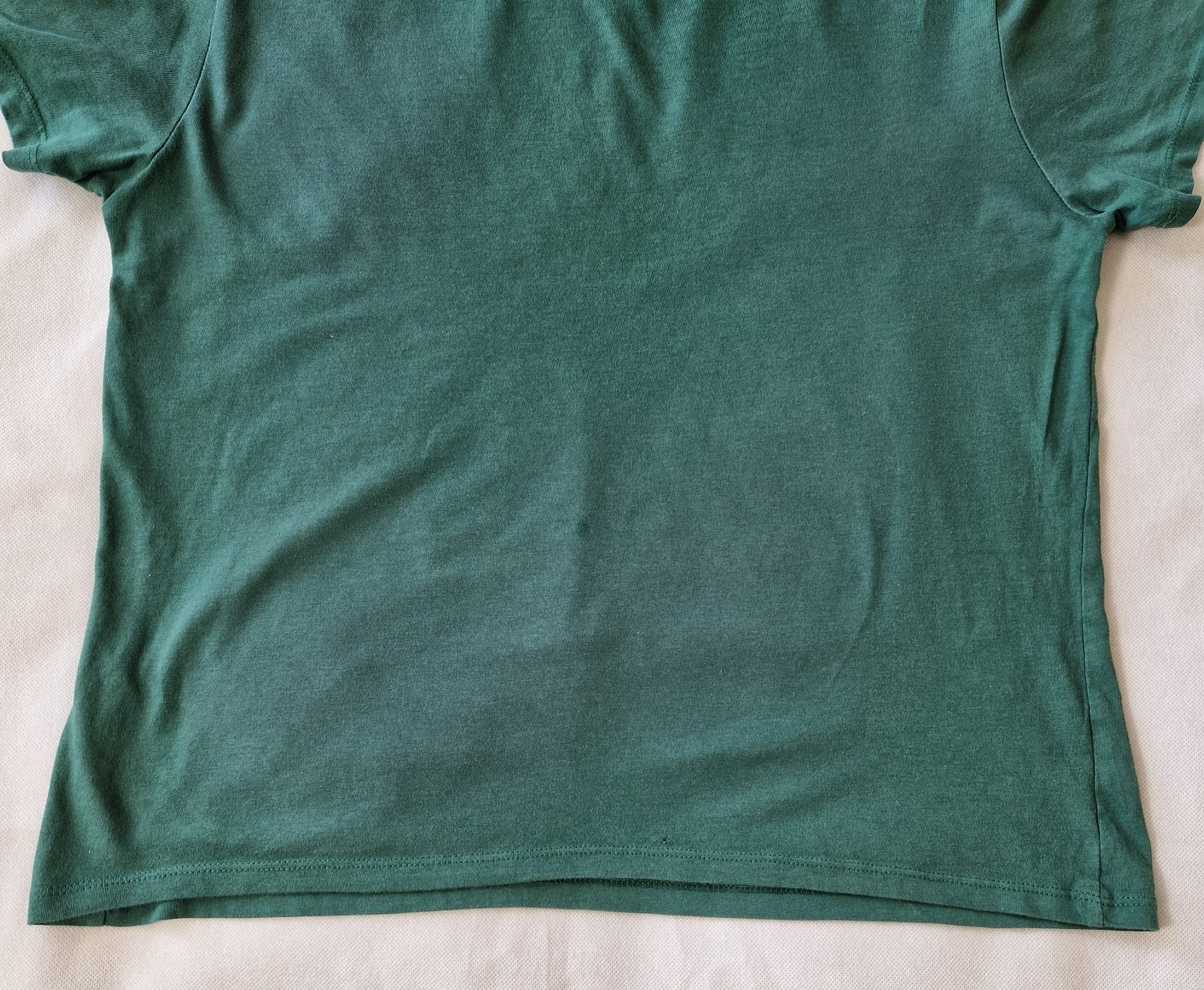A plain green H&M Divided short-sleeved t-shirt made from cotton jersey.