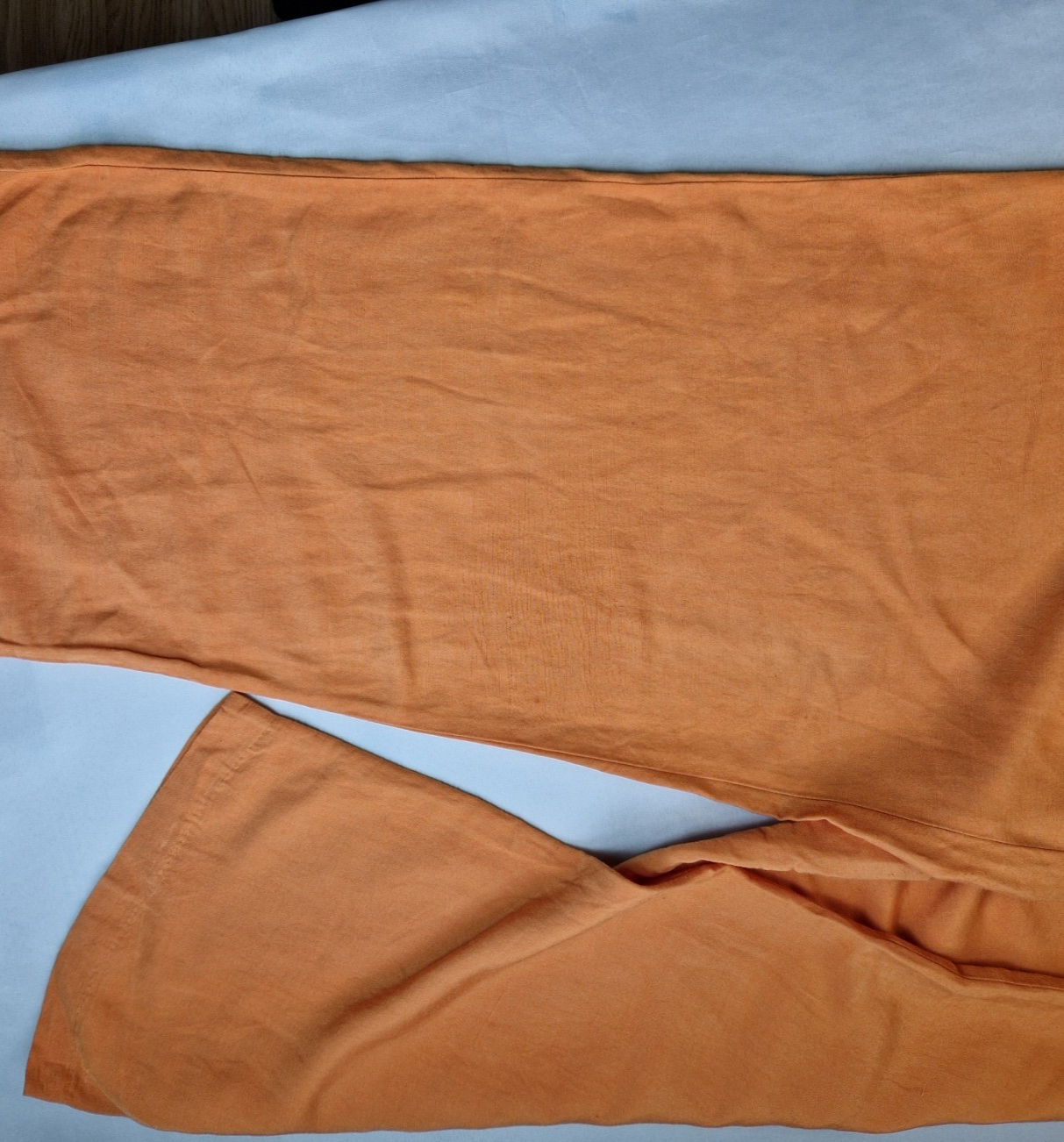H&M women's wide-leg jogger trousers in a vibrant orange linen-blend fabric.