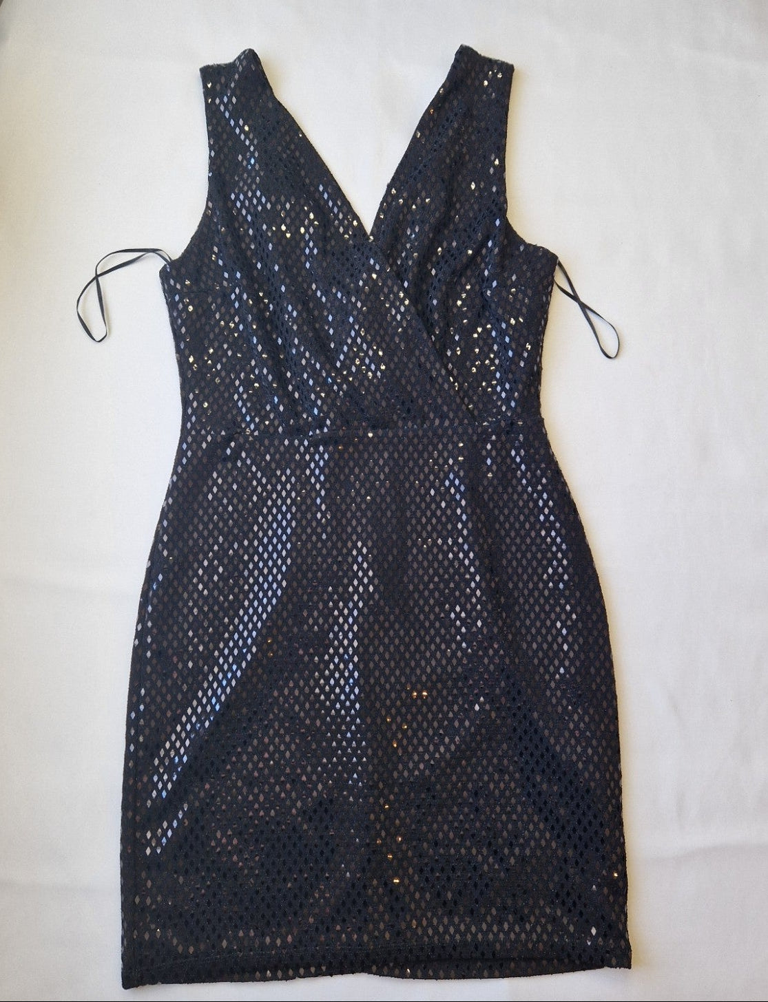 A black sleeveless bodycon party dress featuring an all-over diamond-patterned sequin mesh design.