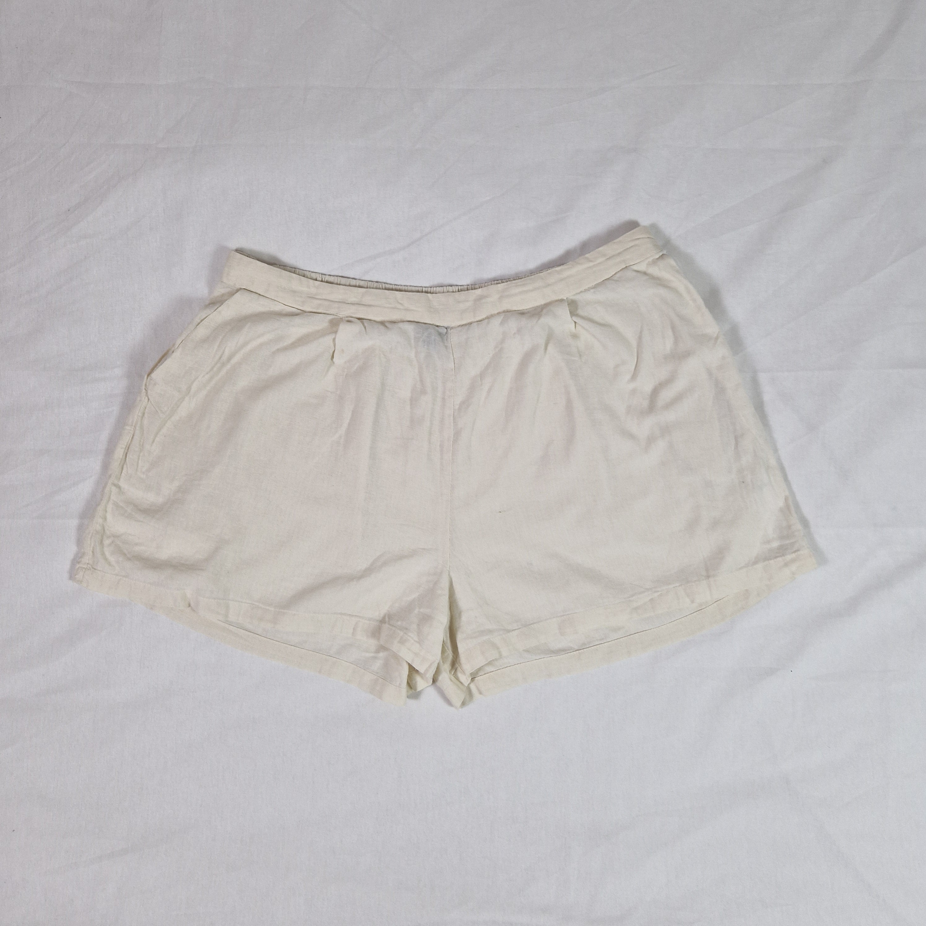 Pretty Little Thing Womens White Shorts UK 16 W34 L3in Preloved