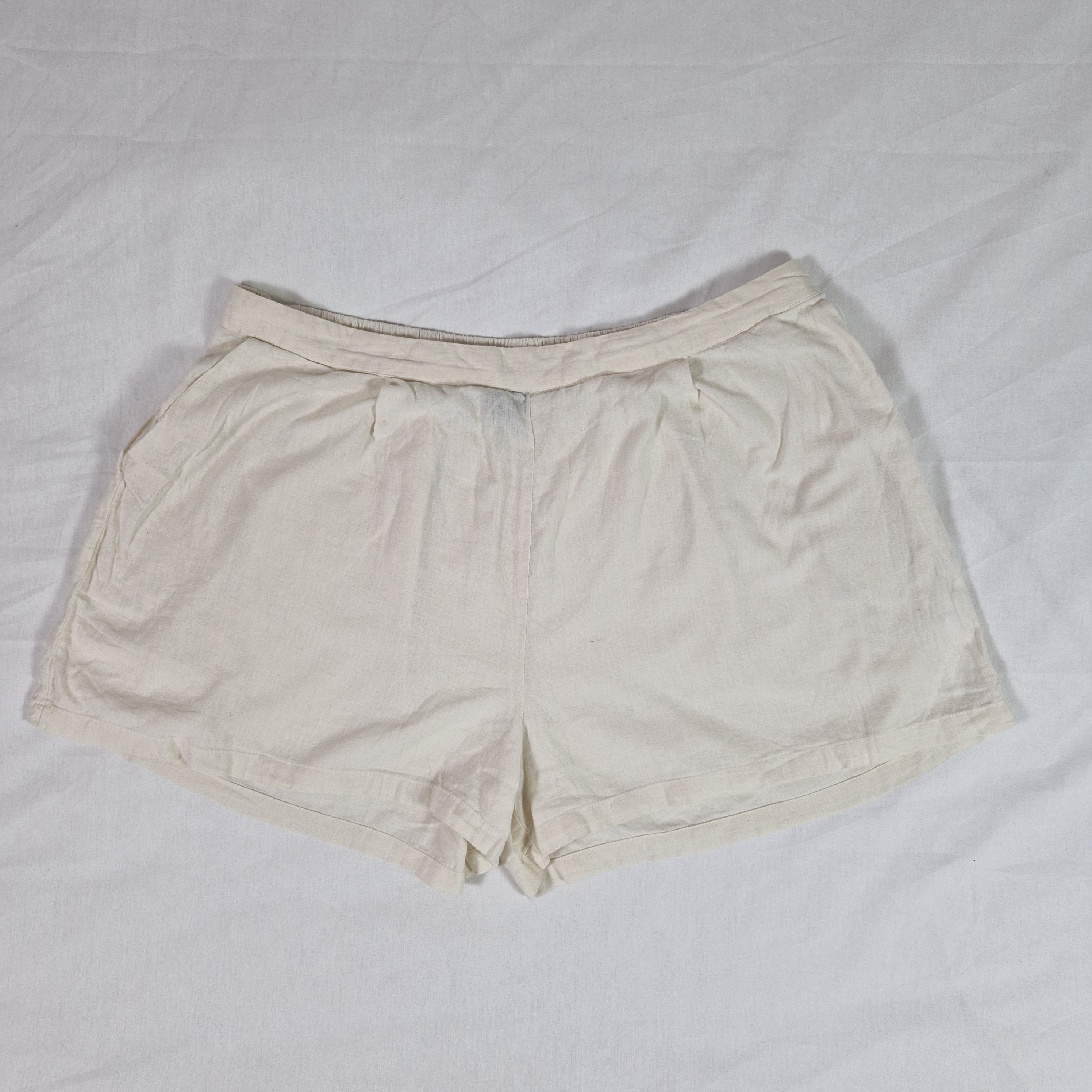 Pretty Little Thing Womens White Shorts UK 16 W34 L3in Preloved