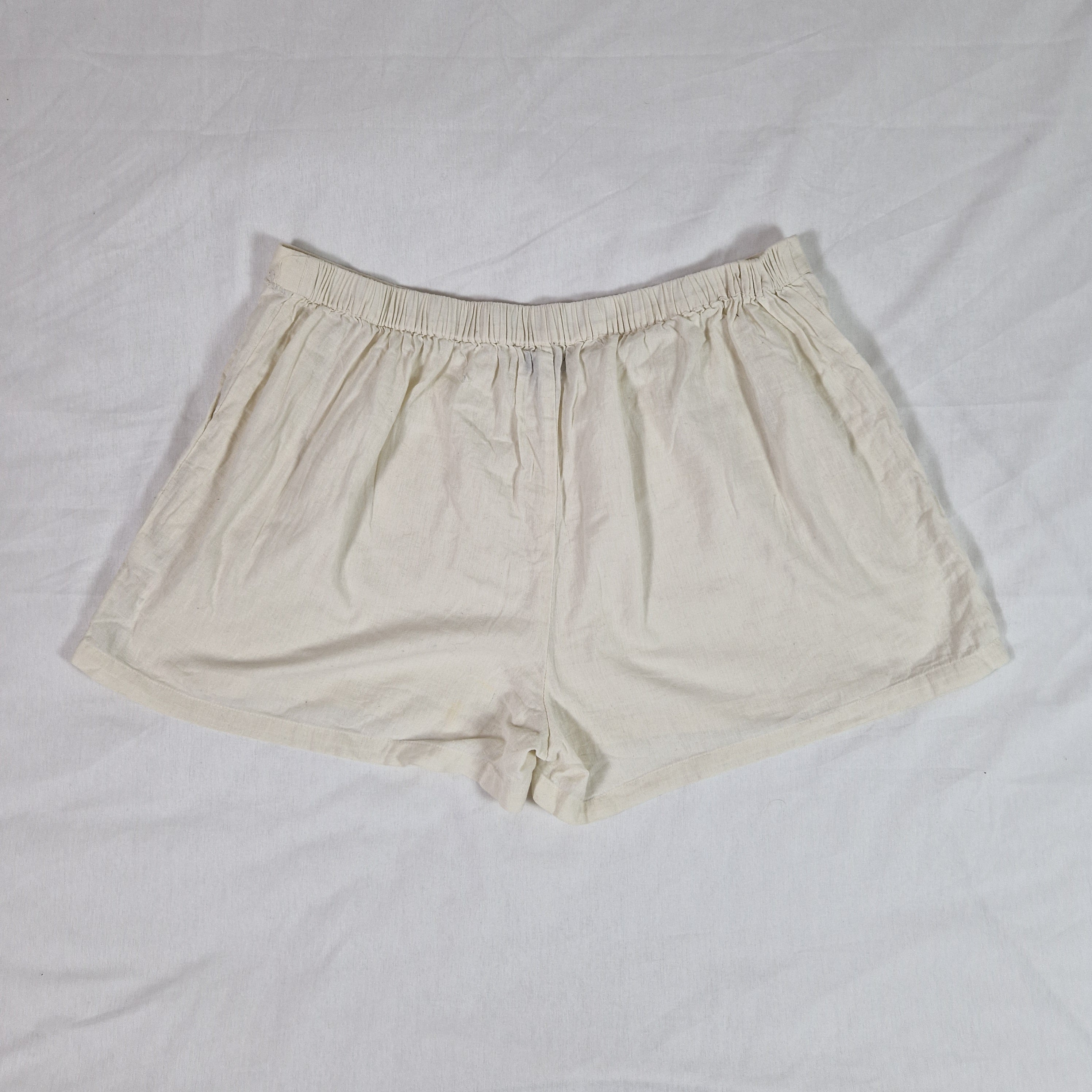 Pretty Little Thing Womens White Shorts UK 16 W34 L3in Preloved