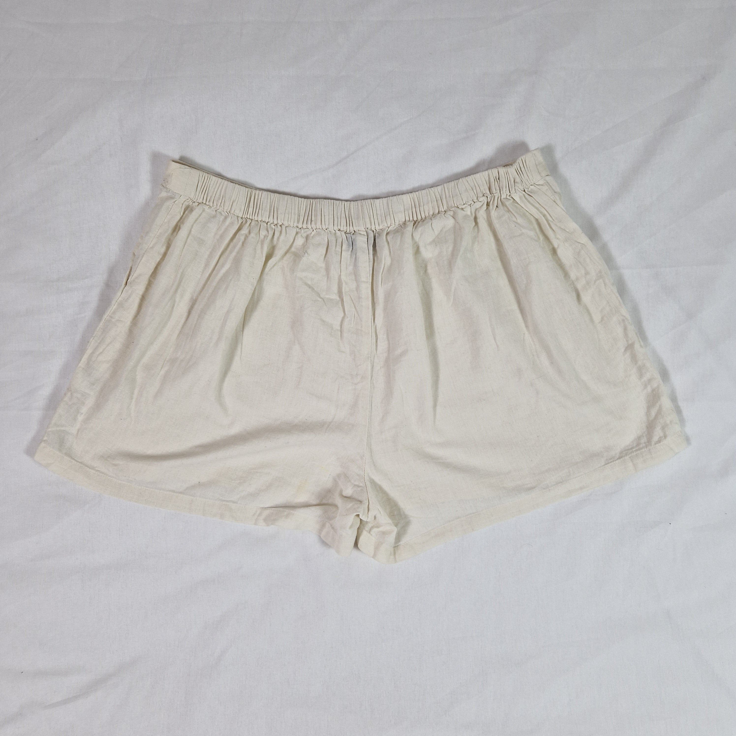 Pretty Little Thing Womens White Shorts UK 16 W34 L3in Preloved