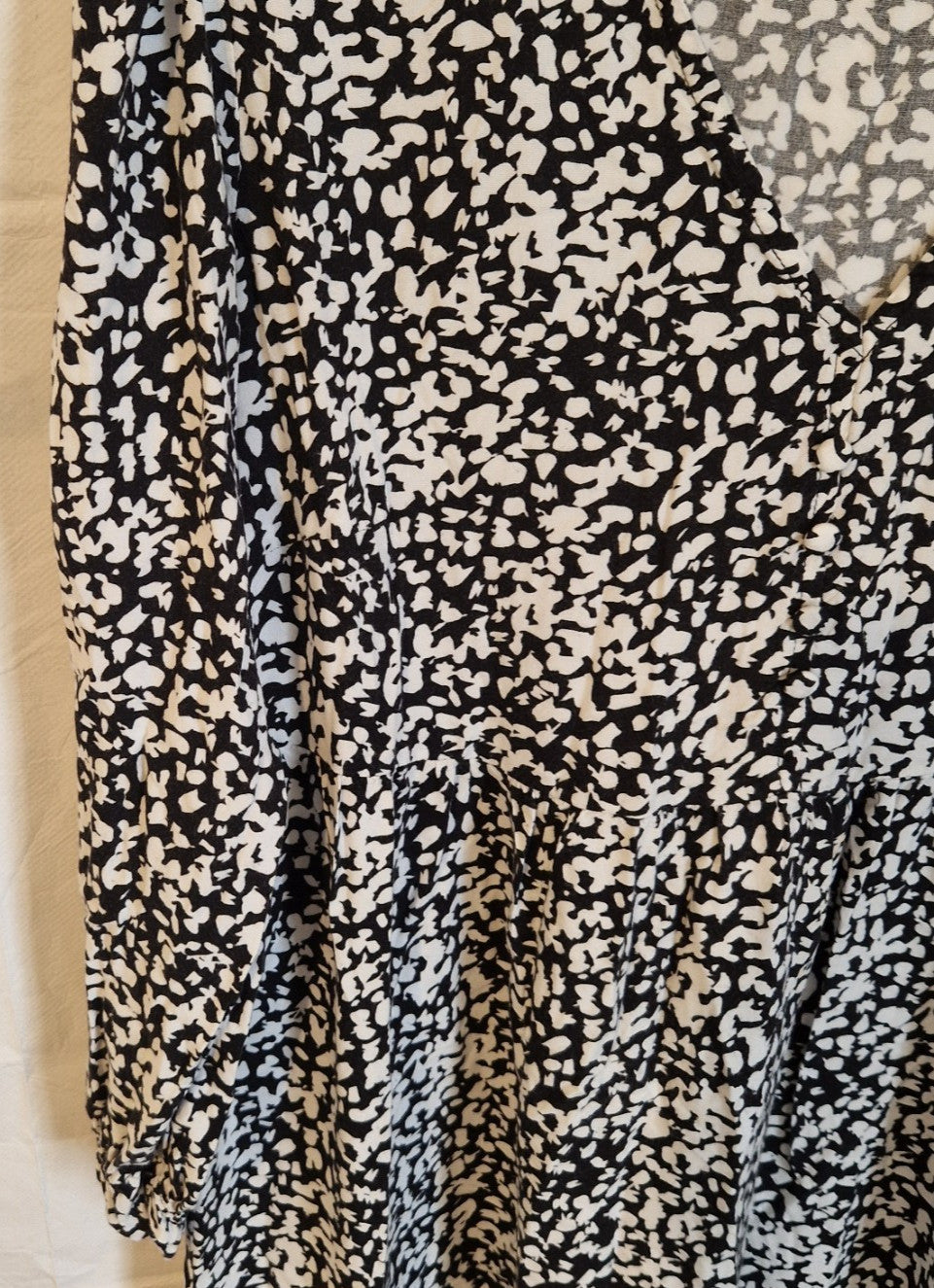 H&M women's black and white floral print midi dress with a V-neck and long puff sleeves.